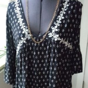 Eyeshadow side Med Cold Shoulder Black and White Top